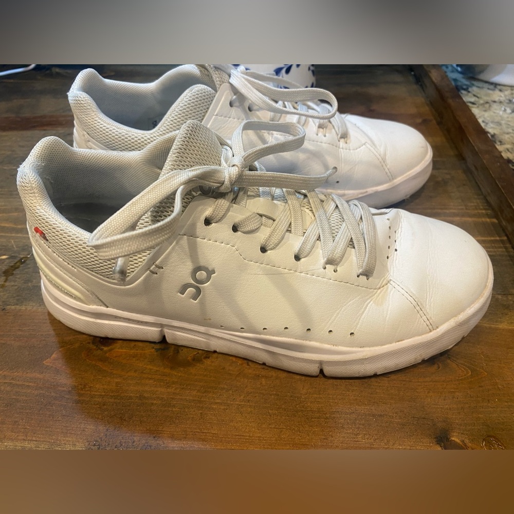 On Cloud leather sneaker size 8
The Roger- see pics for condition.